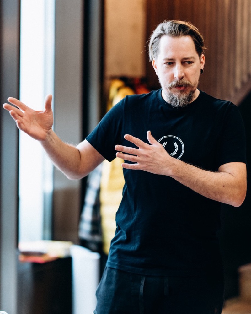Johannes Michalski erklärt etwas mit beiden Händen